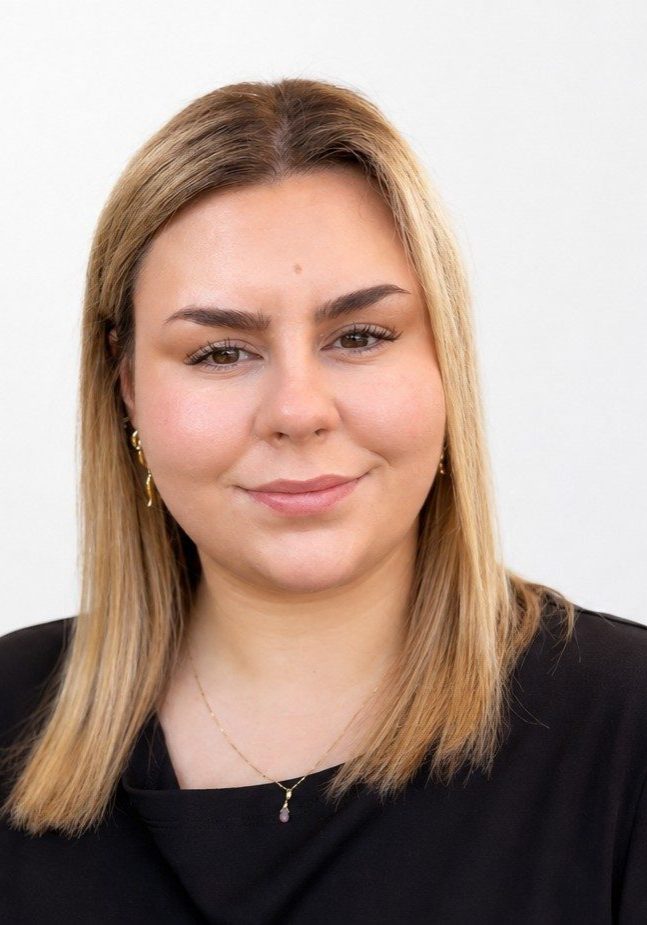 Charlotte - headshot cropped